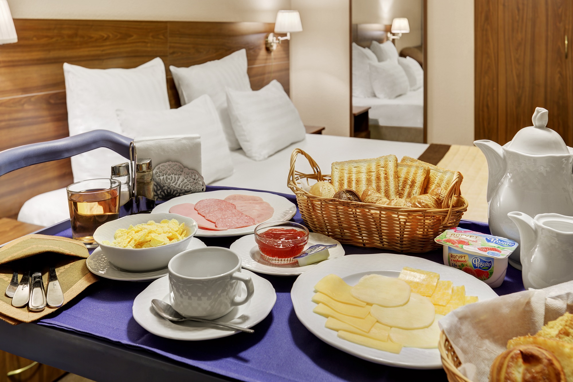 Included breakfast hotel. Завтрак в отеле. Завтрак в номер в гостинице. Завтраки в Москве. Икеа завтрак.